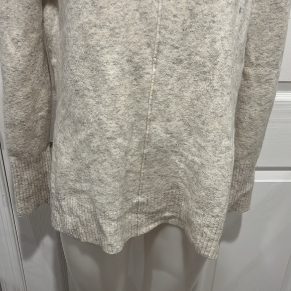 Athleta women’s transit merino wool blend turt sweater size Medium - Picture 5 of 9